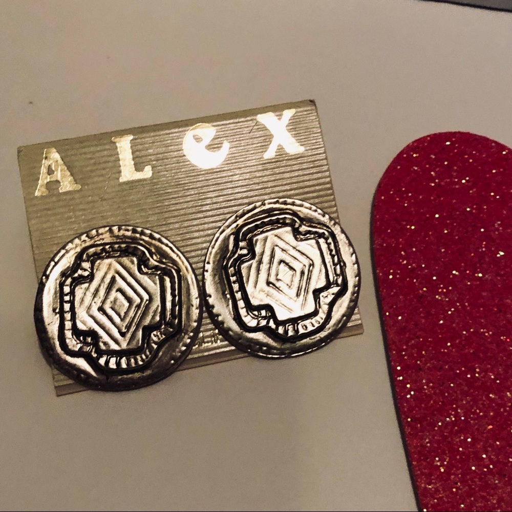 📦ALEX-silver tone clip on earrings. 🌷